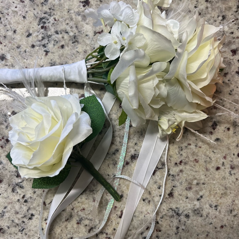 💐Artificial flower bouquet and boutonnière.